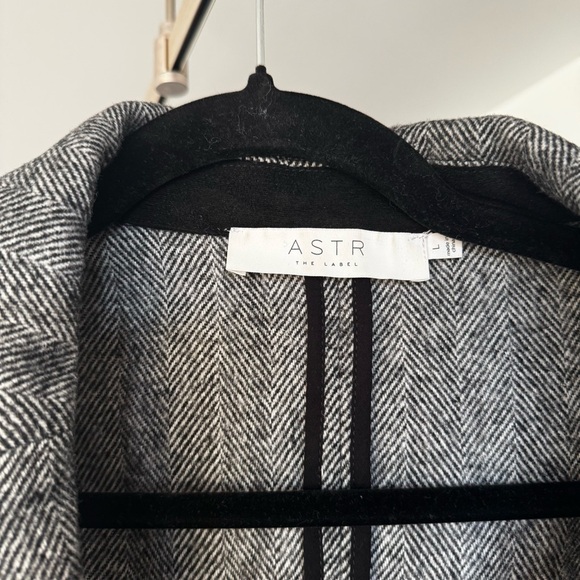 ASTR The Label Harlow Oversized Plaid Blazer - Picture 4 of 9